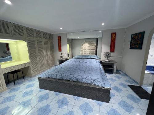 a bedroom with a large bed and a desk at Pattaya beach condo in Pattaya