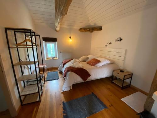 ein Schlafzimmer mit einem Bett und einer Leiter darin in der Unterkunft Domaine des 4 Mas in Sembas