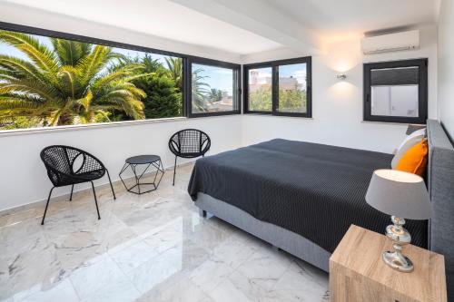 - une chambre avec un lit, 2 chaises et des fenêtres dans l'établissement Casa Diamante, à Carvoeiro