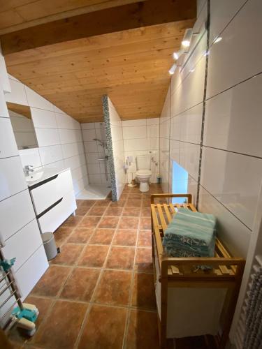 ein kleines Bad mit WC und Waschbecken in der Unterkunft Domaine des 4 Mas in Sembas