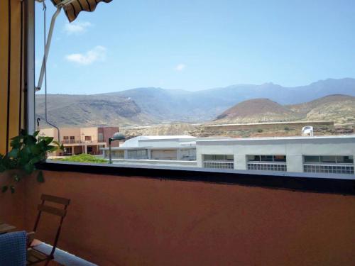 una vista di un edificio con le montagne sullo sfondo di Live Puertito Cortes a Puertito de Güímar