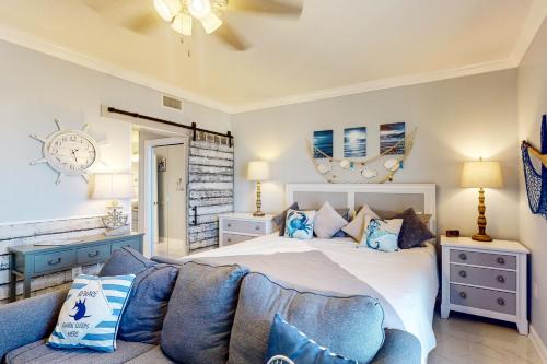 um quarto com uma cama grande e um sofá em Boardwalk Beach Resort 1900 em Panama City Beach