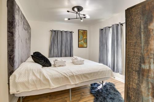 Ένα ή περισσότερα κρεβάτια σε δωμάτιο στο Modern Northfield Cottage with Yard!