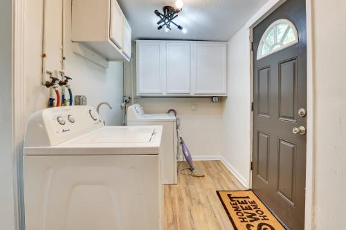 een kleine keuken met een wastafel en een deur bij Modern Northfield Cottage with Yard! in Northfield