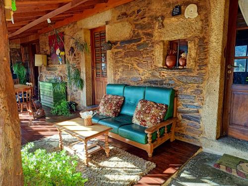 - un canapé bleu sur une terrasse avec une table dans l'établissement Quinta do Cavaco, à Lázaro