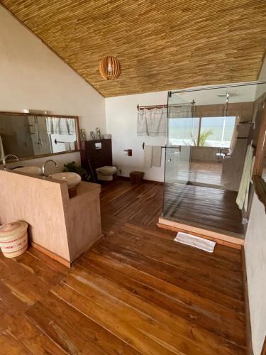 a room with a glass shower and a bathroom at Villas Badiene in Poponguine