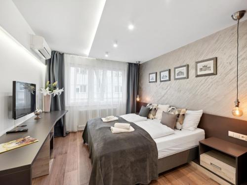 um quarto de hotel com uma cama e uma secretária em SKY9 Apartments District 6 (Mariahilfer Straße) em Viena
