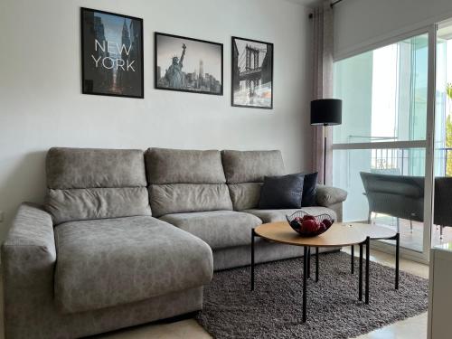 sala de estar con sofá y mesa en Apartment Summer Vibes Miraflores - La Cala de Mijas, en La Cala de Mijas