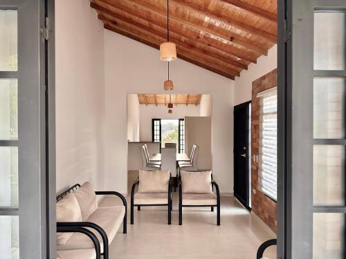 a dining room with a table and chairs at Casa Roca con piscina Hospedaje Campestre in Los Santos