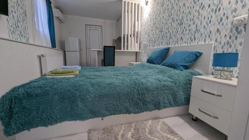 um quarto com uma cama com um edredão verde em White Orchid em Mtskheta