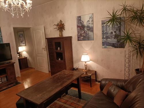 ワルシャワにあるArkadia Centrum - Pokojeのリビングルーム(ソファ、コーヒーテーブル付)