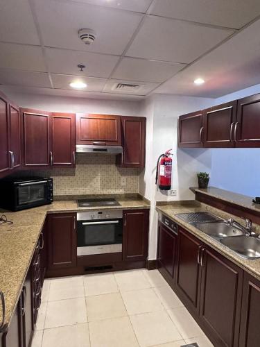 Kuchyň nebo kuchyňský kout v ubytování شقق التجوري Al-Tjouri Apartments