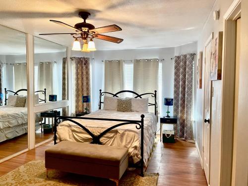1 dormitorio con 1 cama y ventilador de techo en San Antonio Comfort 4 Bedroom 3 Bath home 5 Mins from Sea World en San Antonio