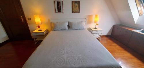 1 cama grande en una habitación con 2 lámparas en las mesas en A beautiful room in marvelous Rome, en Roma
