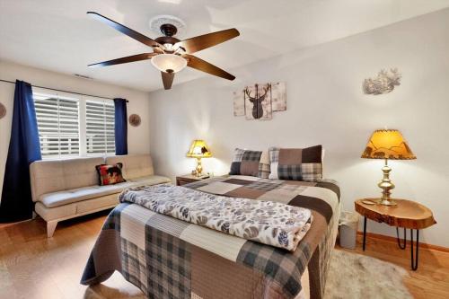 Katil atau katil-katil dalam bilik di Bearadise Cabin- Adorable Single Level Retreat