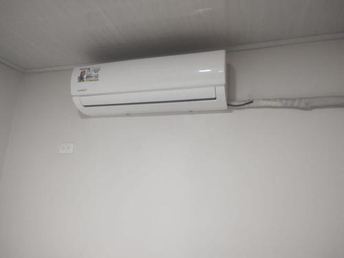 a air conditioner in the ceiling of a room at Villas El Alto 4 in Cóbano