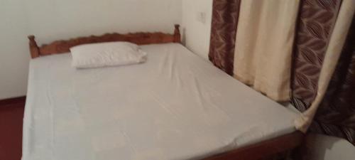 Postel nebo postele na pokoji v ubytování Unawatuna White Villa