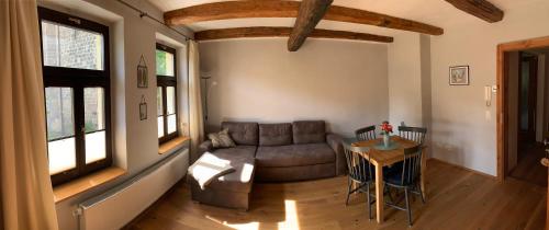 ein Wohnzimmer mit einem Sofa und einem Tisch in der Unterkunft Ferienwohnungen an der Blasiikirche in Quedlinburg