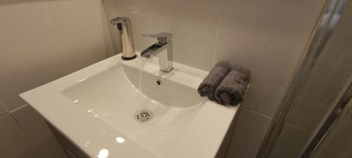 ein weißes Waschbecken im Bad mit Dusche in der Unterkunft Apartamento una habitación supercéntrico in Torremolinos