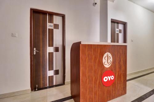 een houten podium in een kamer met een deur bij OYO Flagship 81553 Green Residency in Bangalore