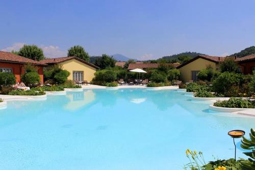 a large blue swimming pool in a resort at Joia Hotel & Luxury Apartments RTA in Brusaporto