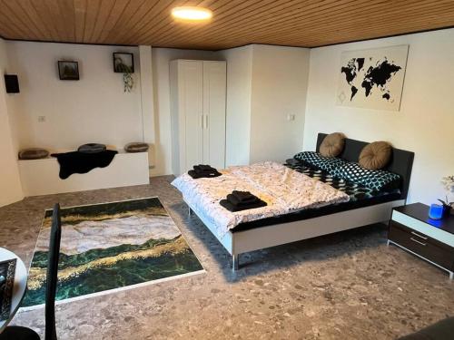 um quarto com uma cama num quarto em Gemütliches Feriendomizil*Eifel* em Bad Münstereifel