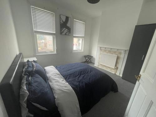 Cama o camas de una habitación en 3 Bedroom House in Dartford