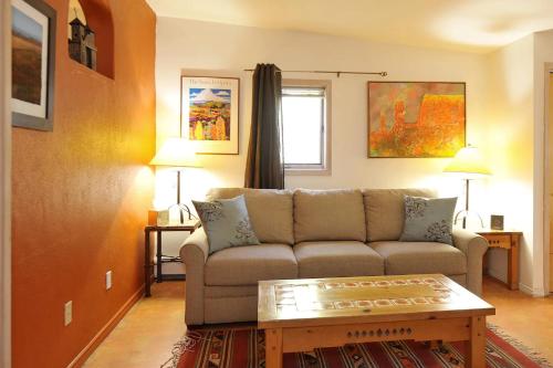 sala de estar con sofá y mesa de centro en Santa Fe Bed & Breakfast, en Santa Fe