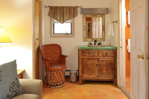 Ruang duduk di Santa Fe Bed & Breakfast
