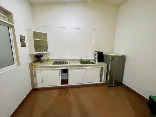 a kitchen with a sink and a refrigerator at OUR HOME SAN ANTONIO in Cali