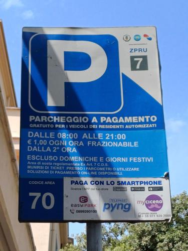 a parking sign on a pole in front of a building at Costa del Sole in Salerno