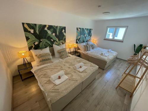 Postel nebo postele na pokoji v ubytování SiOUX: stilvoll eingerichtetes „BOHO“ Apartment