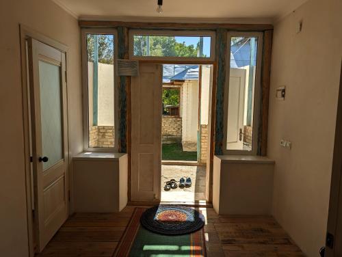 een kamer met een open deur en een tapijt op de vloer bij House with plum grove near the river 