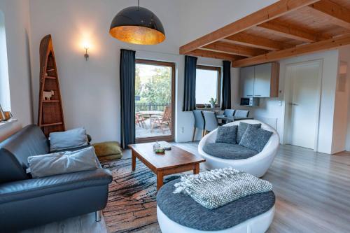 ein Wohnzimmer mit einem Sofa und einem Tisch in der Unterkunft Am Hof Jungholz in Jungholz