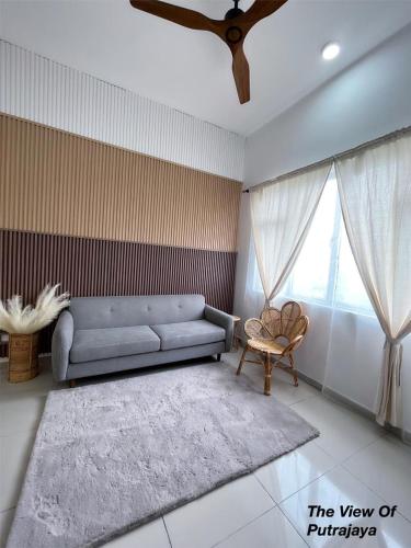 - un salon avec un canapé bleu et une fenêtre dans l'établissement View of Putrajaya, à Putrajaya