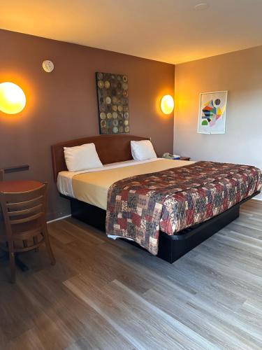 Una cama o camas en una habitación de The Starwood Inn