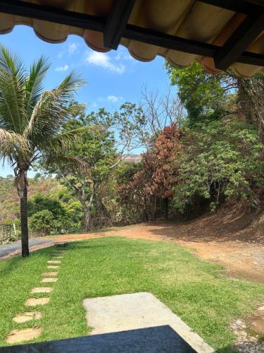 a view of a yard with a palm tree at Mirante do Lago in Capitólio