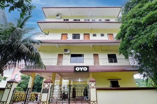un edificio con una señal de oxo en él en OYO Flagship Sri Balaji Guest House, en Bhubaneshwar
