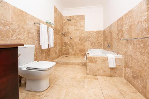 y baño con aseo, lavabo y bañera. en Maartens Guesthouse en Ciudad del Cabo