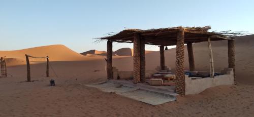 een hut midden in de woestijn bij Chegaga Regency Camp in El Gouera