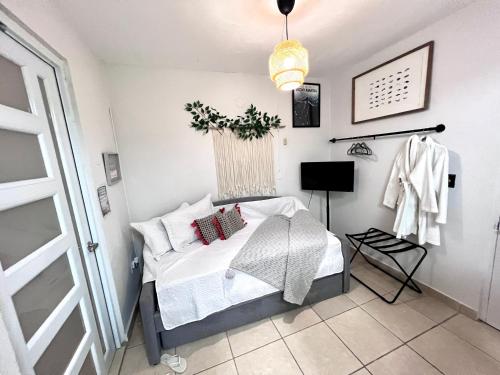 Ένα ή περισσότερα κρεβάτια σε δωμάτιο στο Villa 5 Min From San Juan Airport and Isla Verde Beach Best Location & Pool & Jacuzzi & YOUTUBE VIDEO Available
