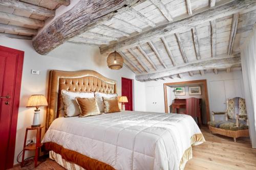 ein Schlafzimmer mit einem großen Bett und einer roten Tür in der Unterkunft La Pesa di Sopra in Radda in Chianti