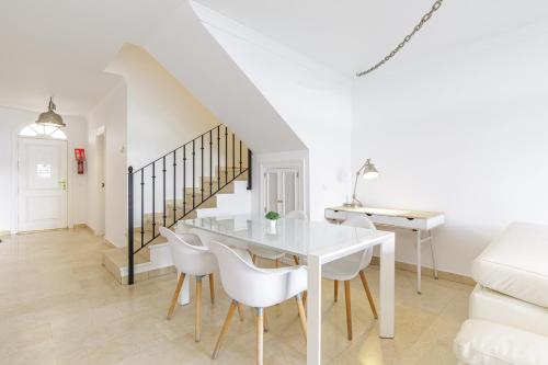 Spacious 2 Bed Duplex in Aloha Gardens close to Puerto Banus