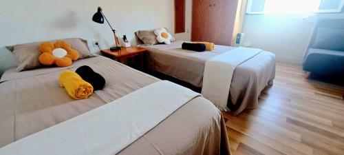 dos camas con animales de peluche en una habitación en Casa Ridao-Habitación Buddha con vistas, en Mojácar
