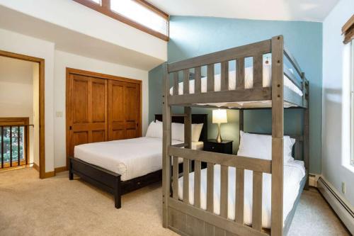 1 Schlafzimmer mit 2 Etagenbetten und einer Leiter in der Unterkunft Adventure awaits in cozy retreat between Vail and Beaver Creek in Vail
