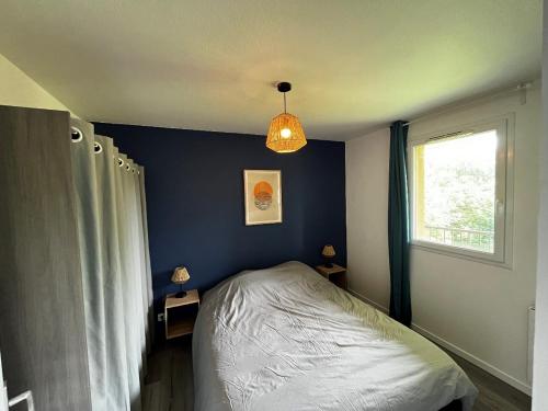 une petite chambre avec un lit et une fenêtre dans l'établissement Appartement Nautilus, à Équemauville