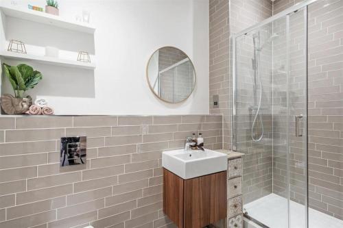 y baño con lavabo y ducha. en Solihull Town Centre Spacious Studio Apartment, en Solihull