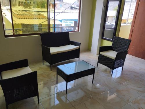 a waiting room with chairs and a table at Kiara's house in Puerto Baquerizo Moreno