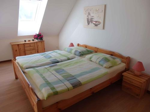 1 dormitorio con cama de madera y ventana en Apartments in Trebbin 26568, en Trebbin