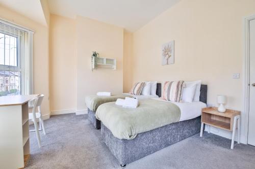 En eller flere senge i et værelse på StayRight 3-Bed Home Near Central Cardiff- Sleeps 8, Twin Or King Beds